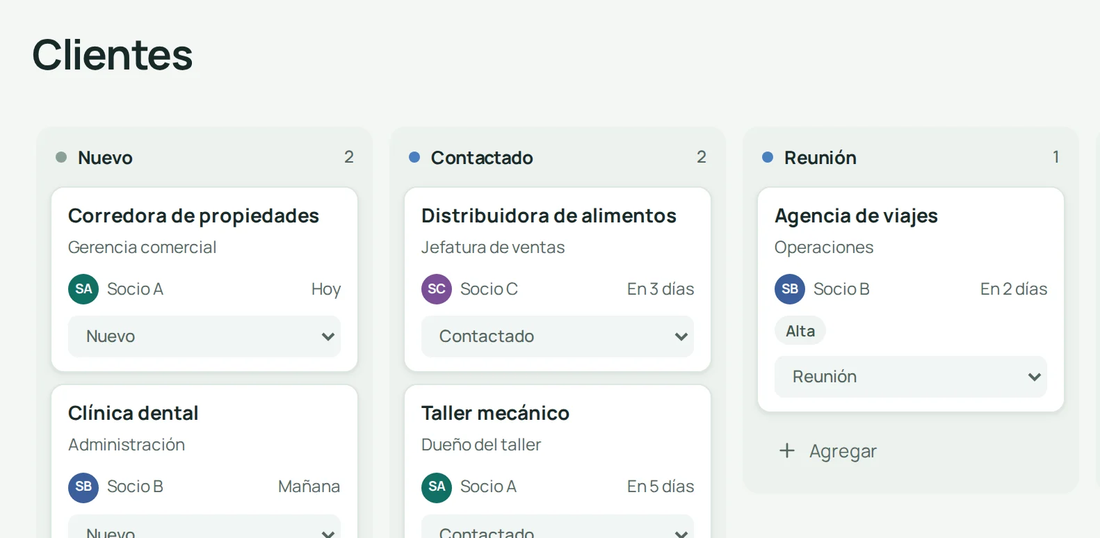 Tablero de clientes del gestor interno de Aurolia con oportunidades de ejemplo organizadas por etapa.